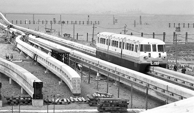 東京1964大会に向けてモノレールが開業。当初は新橋駅が起点となる予定だったが用地が確保できず、浜松町駅発になった