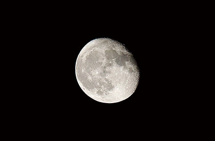 写真：スポット測光で月を撮影したもの