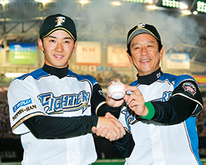 写真： ウイニングボールを手にする斎藤投手と栗山監督