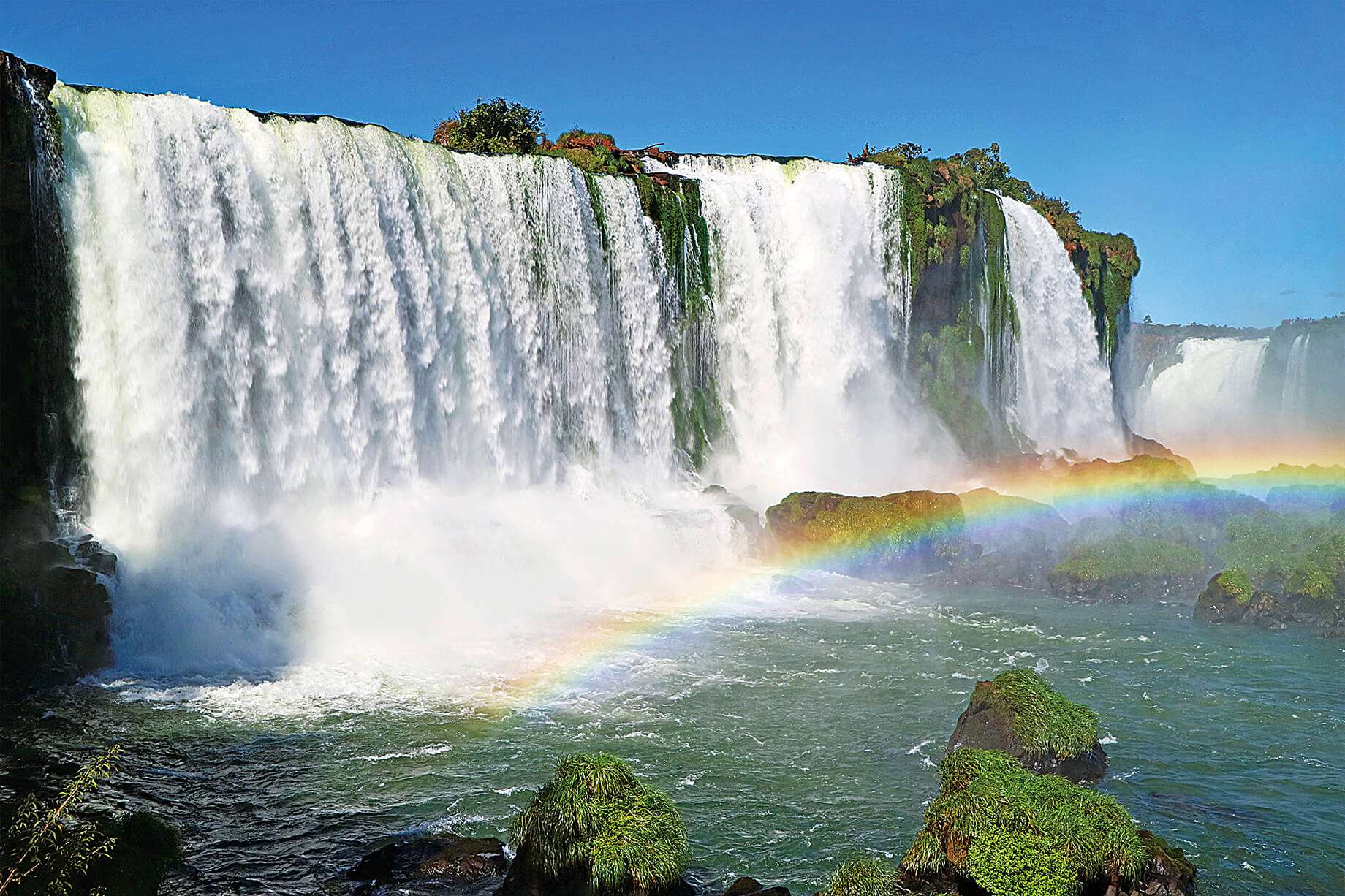 画像: イグアス国立公園。ブラジル側からは滝の全体像を見渡せる