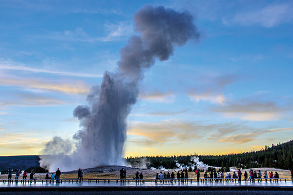 画像: 熱水泉を噴出する「オールド・フェイスフル・ガイザー」