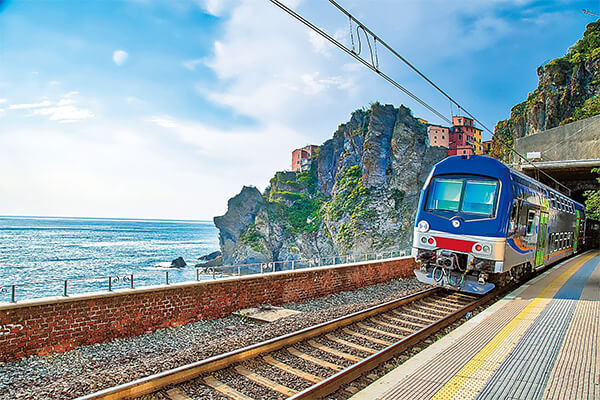 画像: チンクエ・テッレの5つの集落間を行き来する列車
