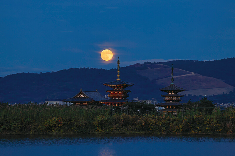 写真：東北東方向から昇る月と薬師寺