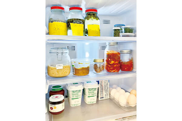 写真：手づくりのソースや保存食、ジャムなどをガラス瓶に詰めて冷蔵庫などに保存